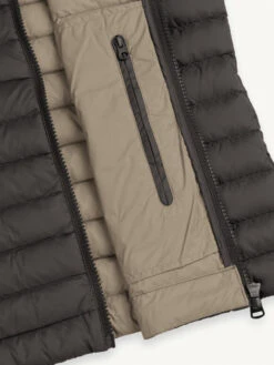 Colmar Men's Gilet Vest I Øko Dun - Herre - Vulcan (2022/23) 11 Colmar Men's Gilet Vest I Øko Dun - Herre - Vulcan (2022/23) -BUB Snow Butik colmar mens gilet vest i oeko dun herre vulcan 202223 580x773p 3