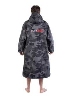 Advance Long Sleeve Surf Poncho | Voksne | Black Camo/Black -BUB Snow Butik dryrobe advance long sleeve surf poncho voksne black camoblack 580x773p 1