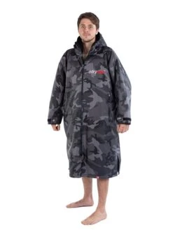 Advance Long Sleeve Surf Poncho | Voksne | Black Camo/Black -BUB Snow Butik dryrobe advance long sleeve surf poncho voksne black camoblack 580x773p 2