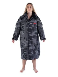 Advance Long Sleeve Surf Poncho | Voksne | Black Camo/Black -BUB Snow Butik dryrobe advance long sleeve surf poncho voksne black camoblack 580x773p 3