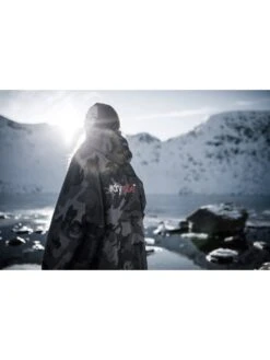 Advance Long Sleeve Surf Poncho | Voksne | Black Camo/Black -BUB Snow Butik dryrobe advance long sleeve surf poncho voksne black camoblack 580x773p 4