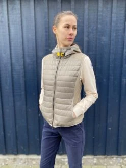 PARAJUMPERS Women's Nikky Warm Up Vest | Kvinder | Atmosphere (gyldenbrun) -BUB Snow Butik parajumpers womens nikky warm up vest kvinder atmosphere gyldenbrun 580x773p 2